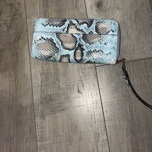 Snake Print Wristlet Wallet Guess brand blue excellent condition. NWOT